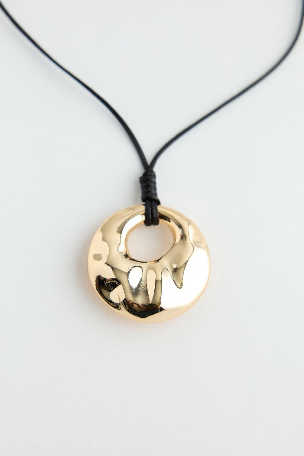 Round Metal Pendant Gold Necklace