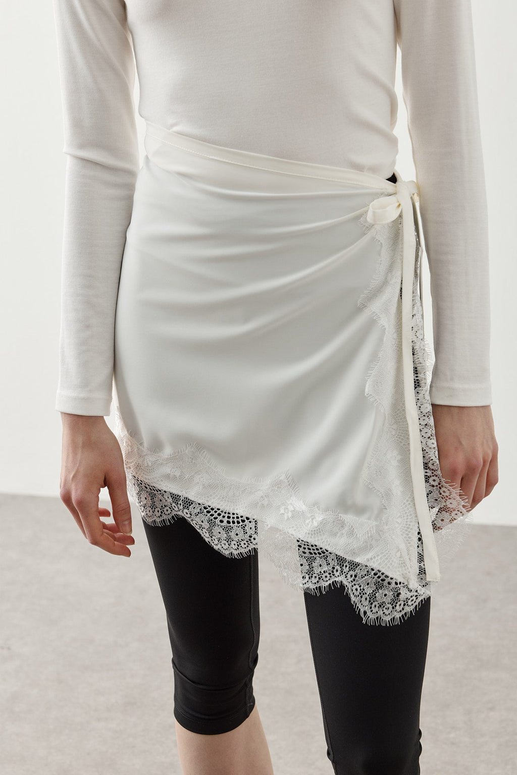 Lace-Trimmed Waist Accessory White