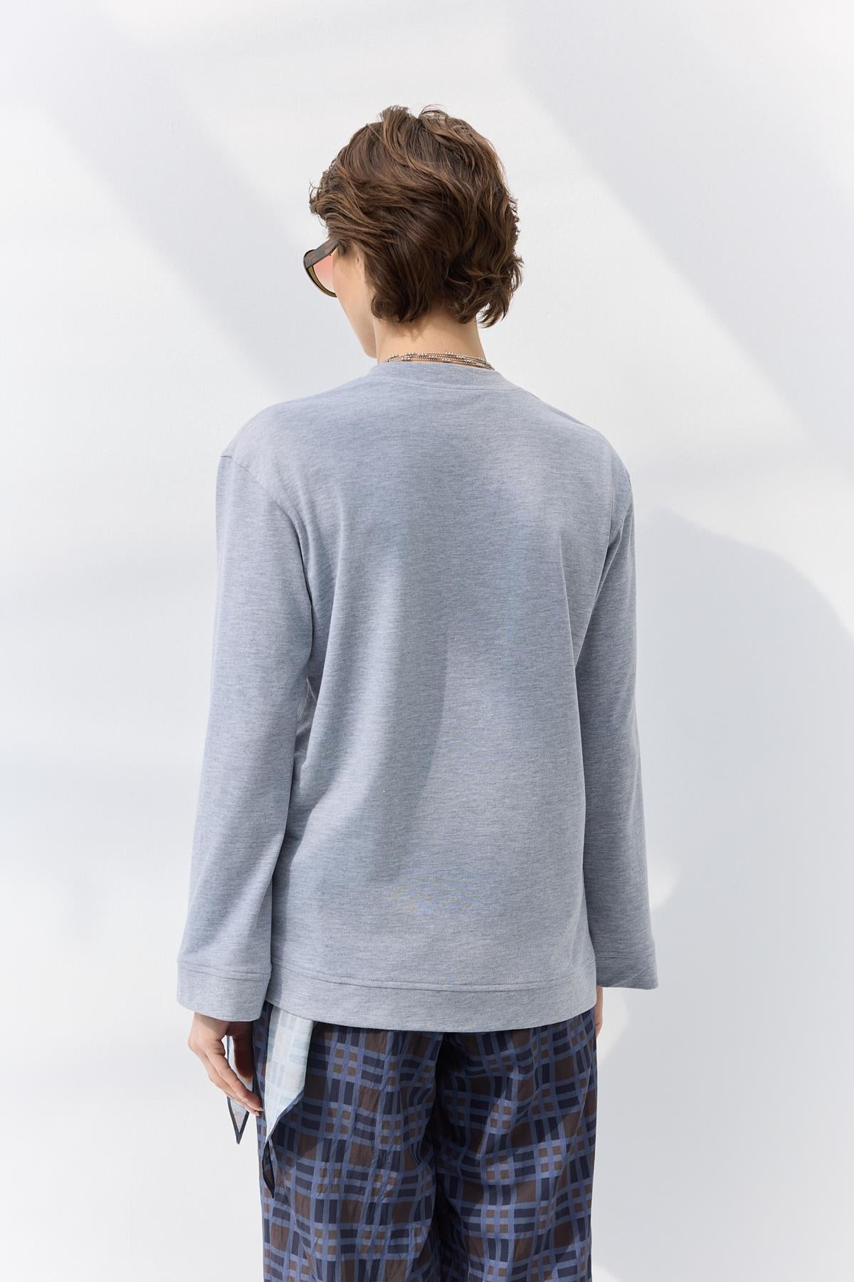 تي شيرت رمادي بتفاصيل معقودة