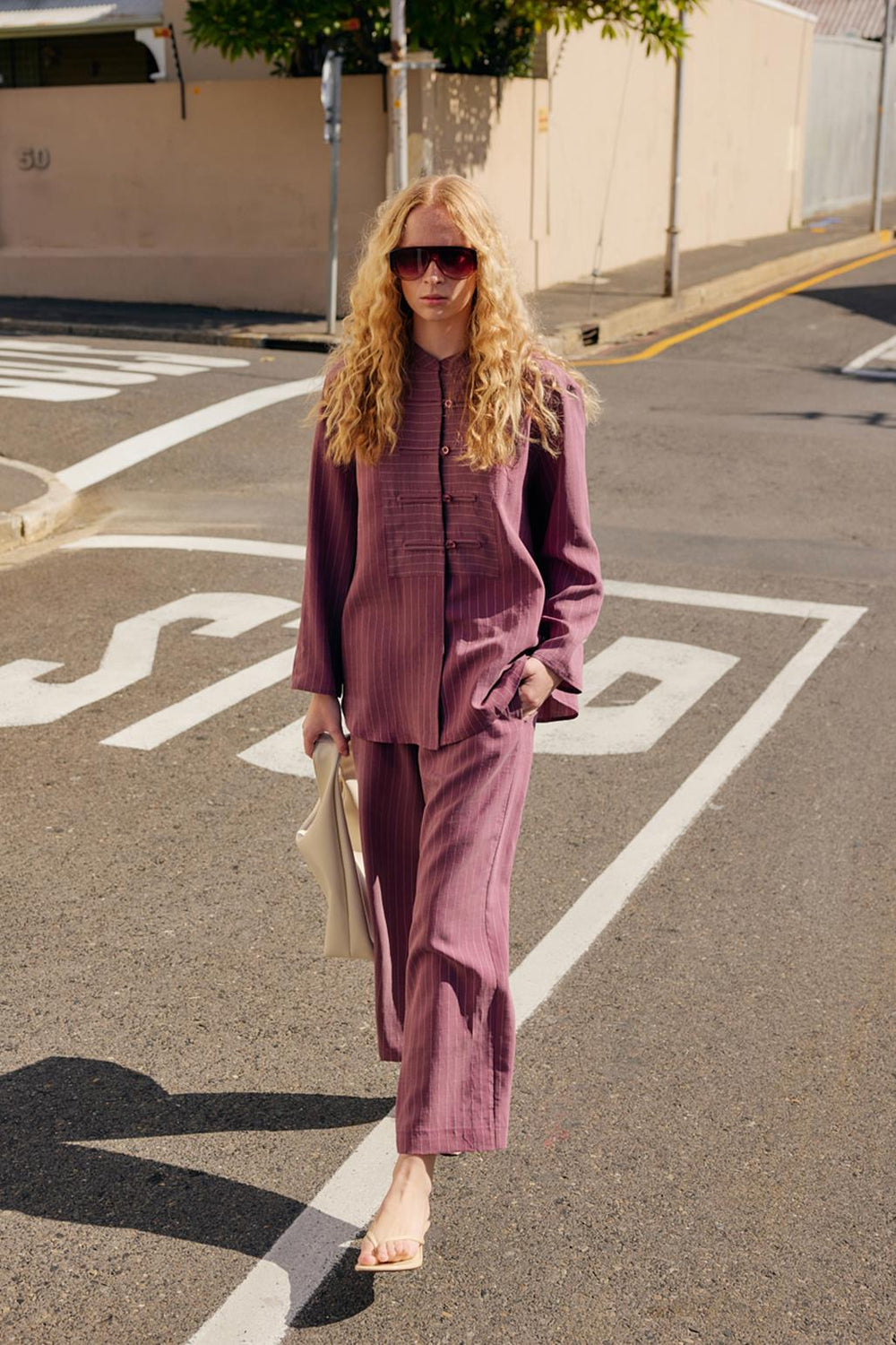 طقم قميص وسروال مخطط بتصميم بريطاني جذاب باللون البرقوقي